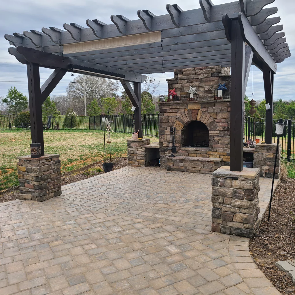 A pergola and a stone fireplace, the perfecto mix with wood, fire and earth elements