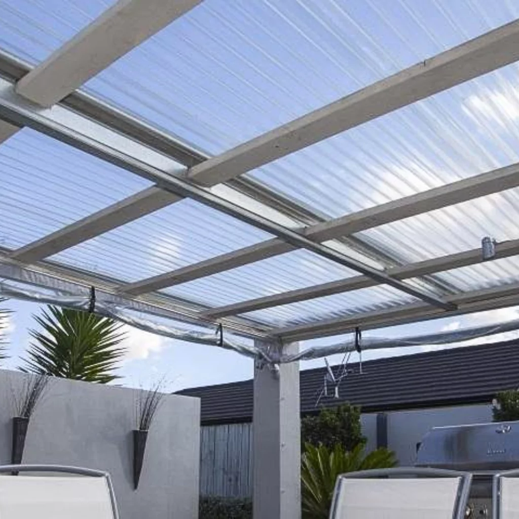 A synthetic roof mounted on top of a pergola. This material is versatile, resistant and economical.
