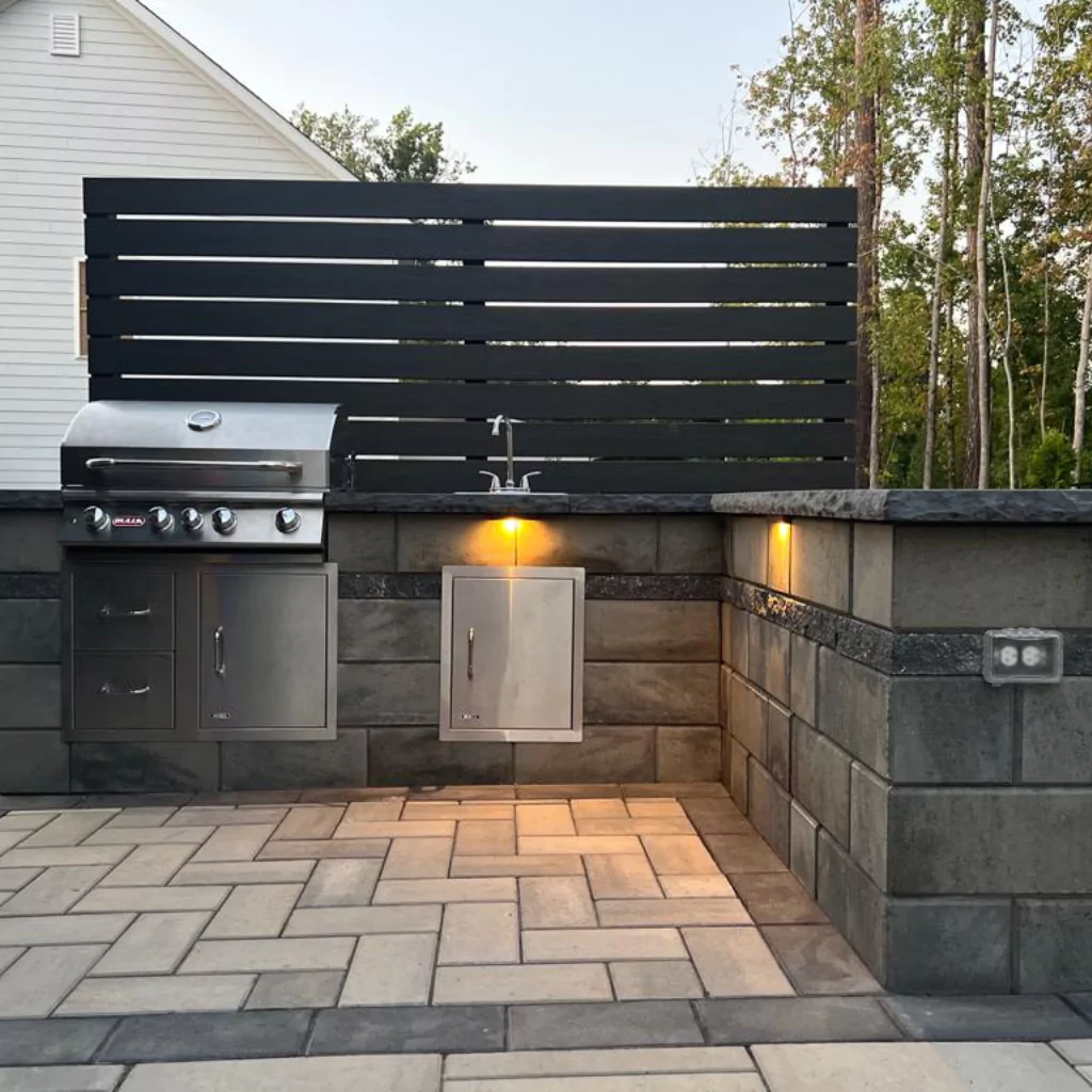 An outdoor kitchen where the elegance of the padera is combined with a paraban in the background and stone countertops. It looks like cold, gray winter day.
