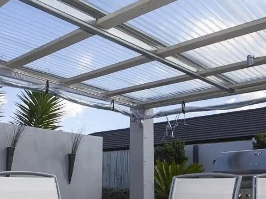 A synthetic roof mounted on top of a pergola. This material is versatile, resistant and economical.